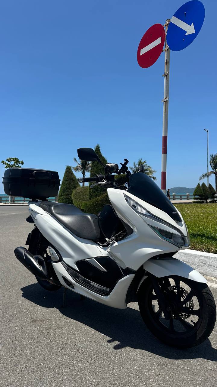 Всем привет, продам Honda pcx 3 поколение 2018 года , хорошее внешнее и тех состояние, обслужен вариатор , новое моторно